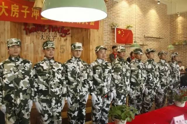 全连剩许三多一个特种兵，马上就可以转士官了，不料父亲让他退伍
